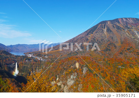 レア【名勝・紅葉見頃】明智平展望台から見る華厳の滝3/3と虹（台風による水量増大） 35905171