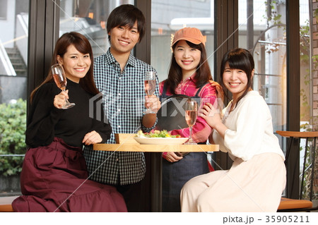 カフェで食事する男女 35905211