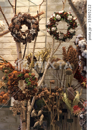 茶系統のドライフラワーと松ぼっくりのアレンジ 35905212