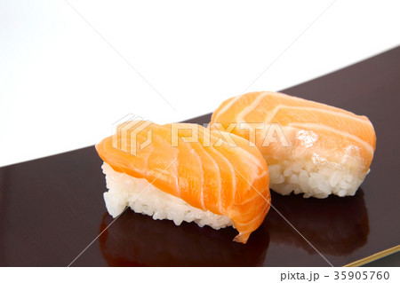 サーモンのにぎり寿司 35905760