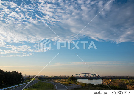 川越線　夕暮れ時　荒川鉄橋　 35905913