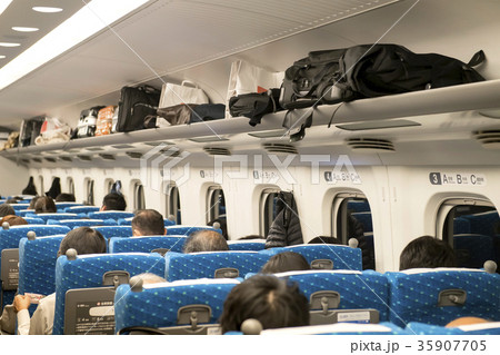 新幹線・混雑した車内 新幹線・混雑した車内 35907705