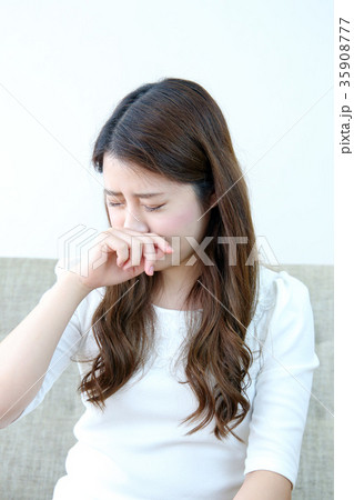 鼻をすする女性 35908777