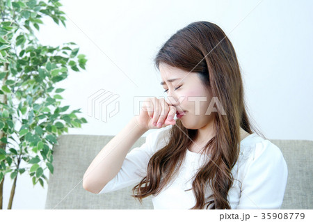 鼻をすする女性 35908779
