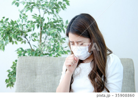 咳をする女性 35908860