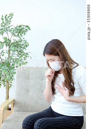 咳をする女性 咳をする女性 35908866