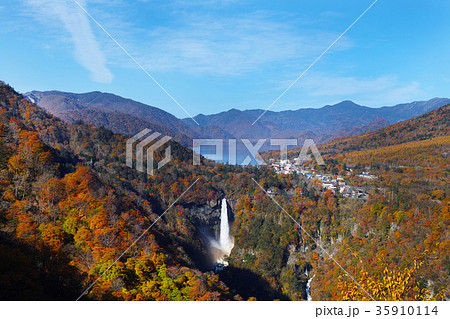 【名勝・紅葉見頃】明智平展望台から見る華厳の滝3/3（台風により水量増大） 35910114