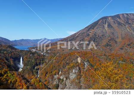 【名勝・紅葉見頃】明智平展望台から見る華厳の滝3/3（台風により水量増大） 35910523