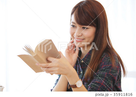 読書する女性 読書する女性 35911816