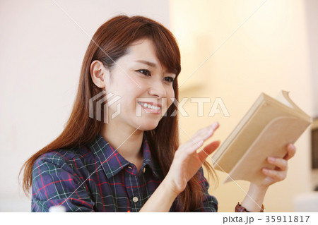 読書する女性 読書する女性 35911817