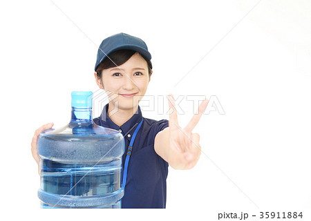 ボトルを運ぶ女性 35911884