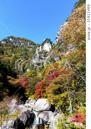山梨県　昇仙峡　紅葉シーズン 35912469