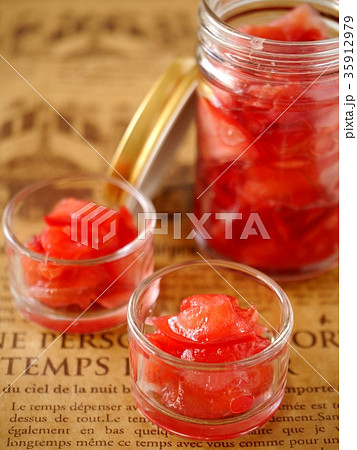 紅玉りんごのジャム　背景茶　（縦位置ハイアングル） 35912979