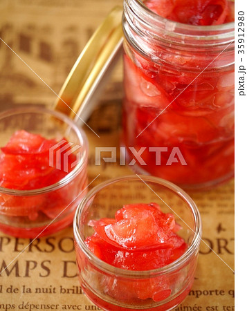 紅玉りんごのジャム　背景茶　（ハイアングル） 35912980