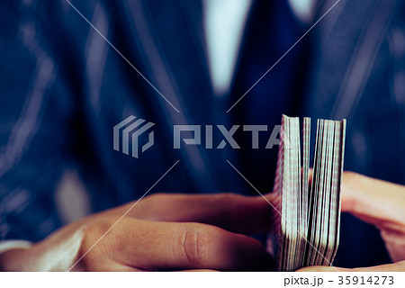 トランプを持っているビジネスマンの手 クローズアップ スタジオ撮影 35914273