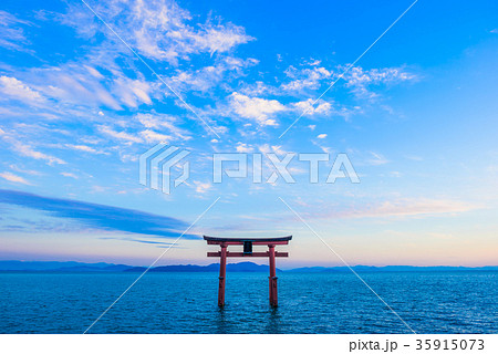鳥居と琵琶湖 日本 滋賀県 35915073