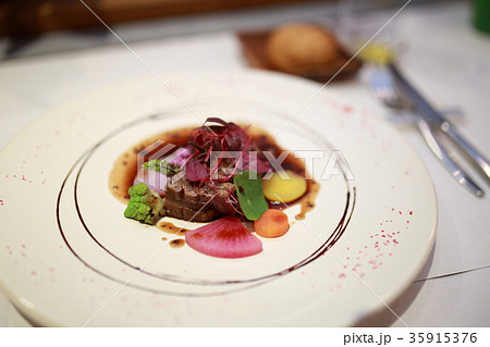 ステーキ フォアグラ (メインディッシュ コース料理 レストラン プレート 食べ物 飲食店 牛肉) 35915376