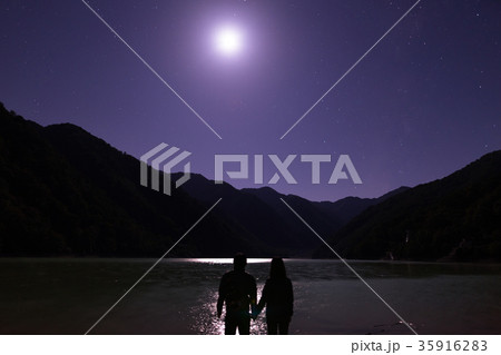 白水湖から月を眺める、カップル(岐阜県大野郡白川村)　※作品コメント欄に撮影位置情報有り 35916283