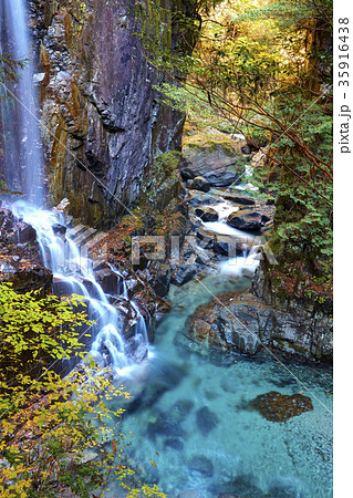 付知峡 不動滝の紅葉の写真素材