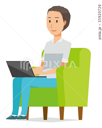半袖のシャツを着た男性がソファに座ってパソコンを操作しているイラストのイラスト素材