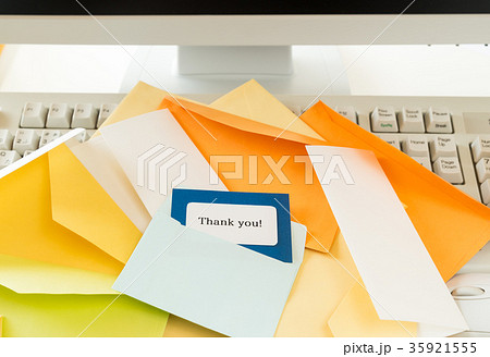 Thank you!　ありがとう　感謝　たくさんのメール　手紙　封筒　既読　受信　ビジネスメール 35921555