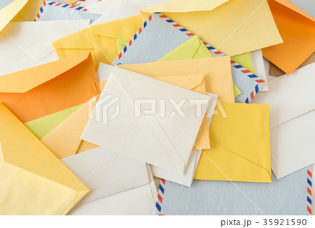 たくさんのメール 手紙 封筒 既読 受信 ビジネスメールの写真素材
