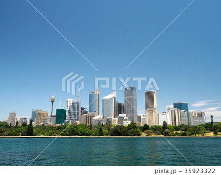 シドニー湾に面したシドニー市街の摩天楼 35923322