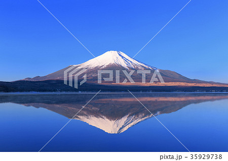 山中湖_快晴輝く逆さ富士 35929738