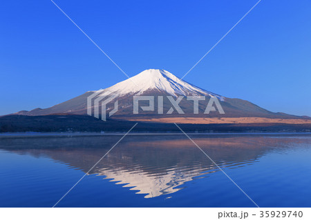 山中湖_快晴輝く逆さ富士 35929740