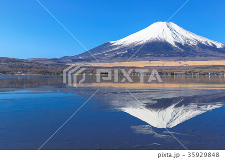 山中湖_薄氷と逆富士 35929848