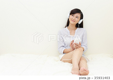 音楽を聴く女性 音楽を聴く女性 35931403