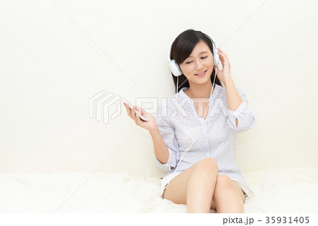 音楽を聴く女性 35931405