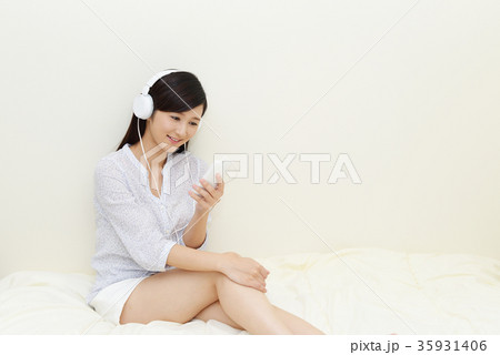 音楽を聴く女性 音楽を聴く女性 35931406