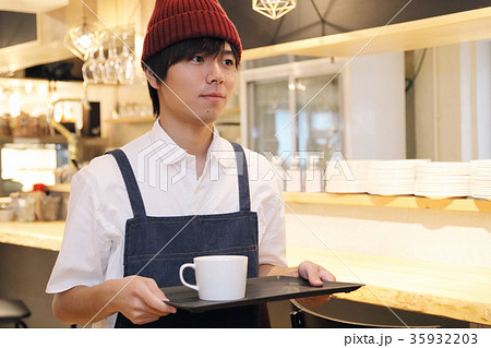 カフェ店員 男性の写真素材