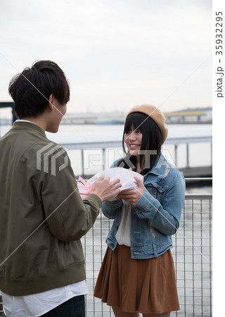 プレゼントをする男性 35932295