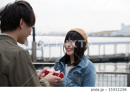 プレゼントをする男性 35932296