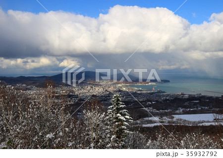 雪の毛無山展望所からみる小樽市街地 35932792