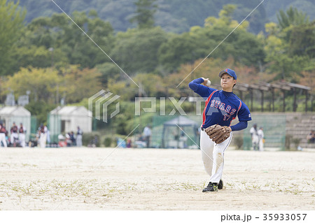 綺麗なピッチングフォームで投球する好青年 35933057