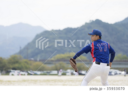 綺麗なピッチングフォームで投球する好青年 35933070