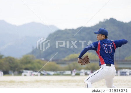 綺麗なピッチングフォームで投球する好青年 綺麗なピッチングフォームで投球する好青年 35933071