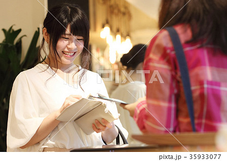 お会計する女性 お会計する女性 35933077