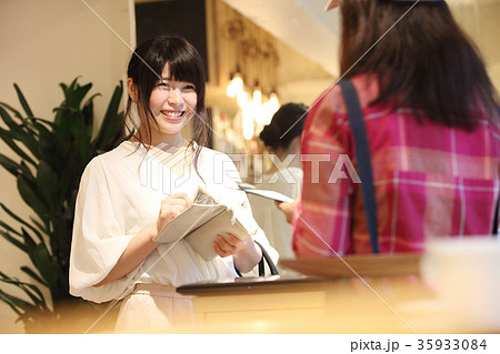 お会計する女性 お会計する女性 35933084