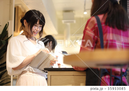 お会計する女性 35933085