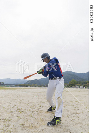 綺麗なバッティングフォームでスイングする好青年 綺麗なバッティングフォームでスイングする好青年 35933592