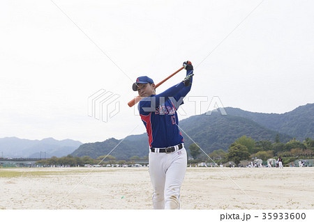 綺麗なバッティングフォームでスイングする好青年 35933600