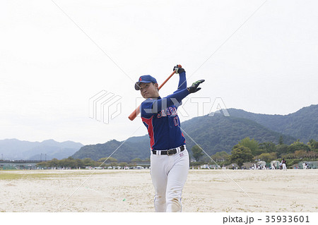 綺麗なバッティングフォームでスイングする好青年 35933601