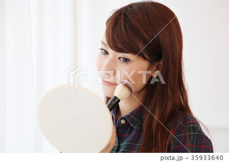 メイクする女性 35933640