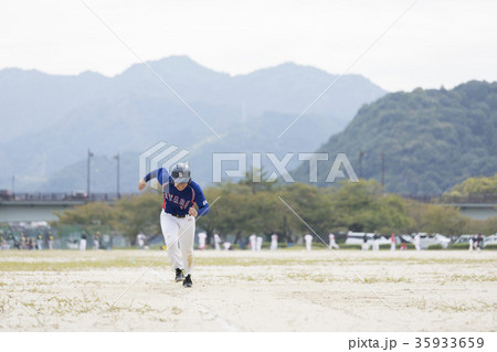 三塁からホームへ全力疾走スライディング 35933659