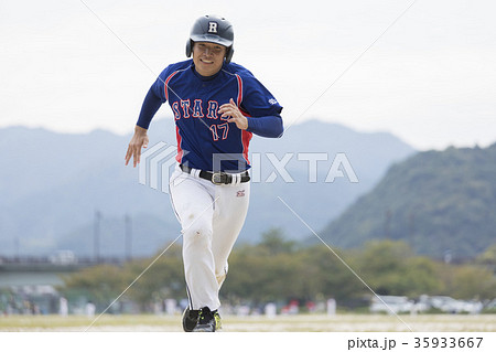 三塁からホームへ全力疾走スライディング 35933667