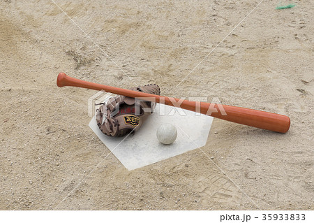 ホームベースを使った野球イメージ画像 35933833